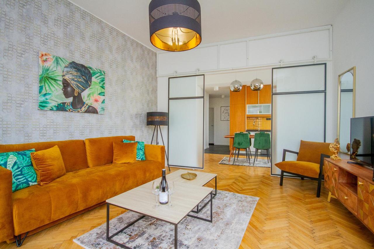 Anthony's With Balcony In Downtown Apartman *